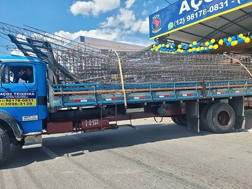 Caminhão da Aços Teixeira carregado de ferragens para entrega